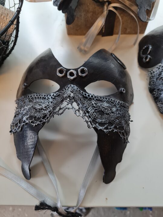 Ansiktmasker på väggarna som ett spökslott
