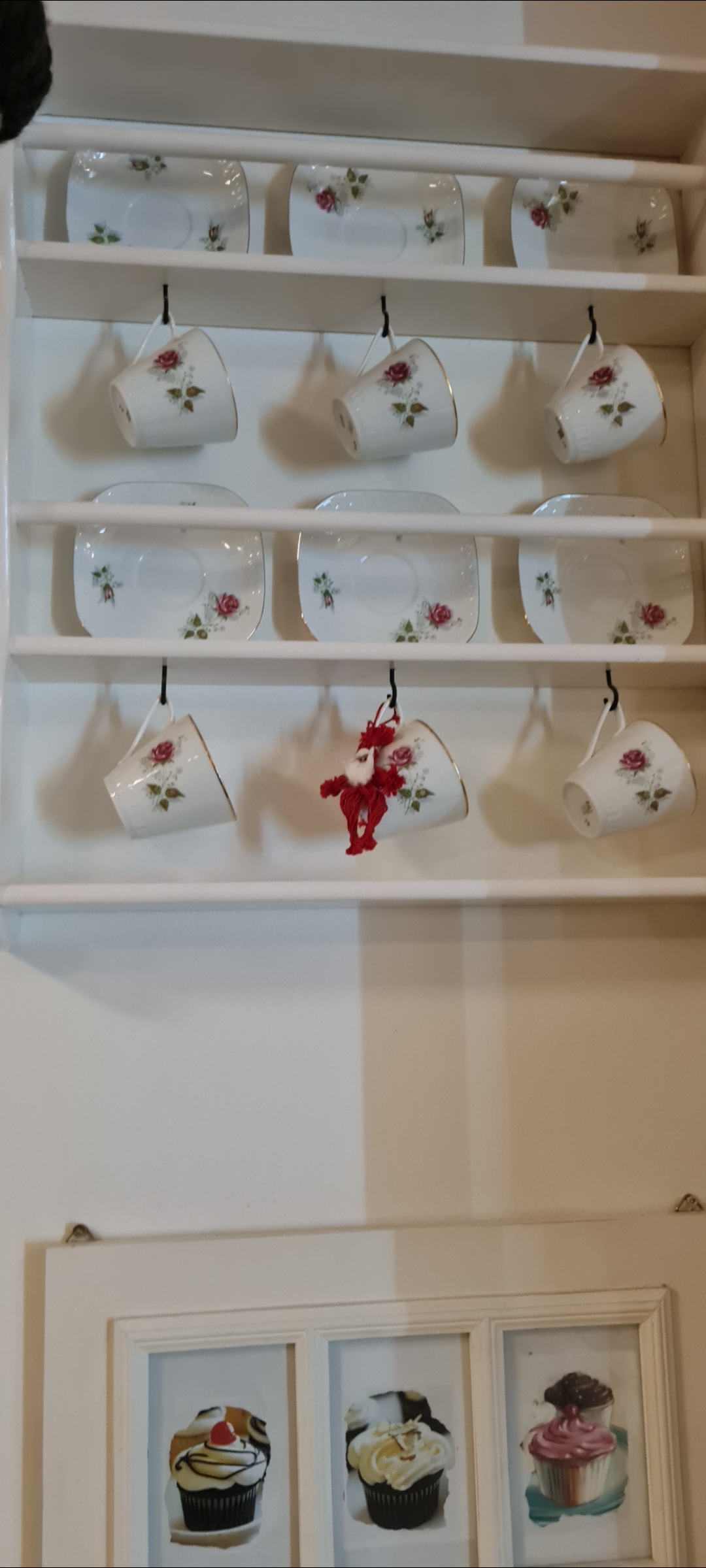 kaffekoppar hängande på väggen
