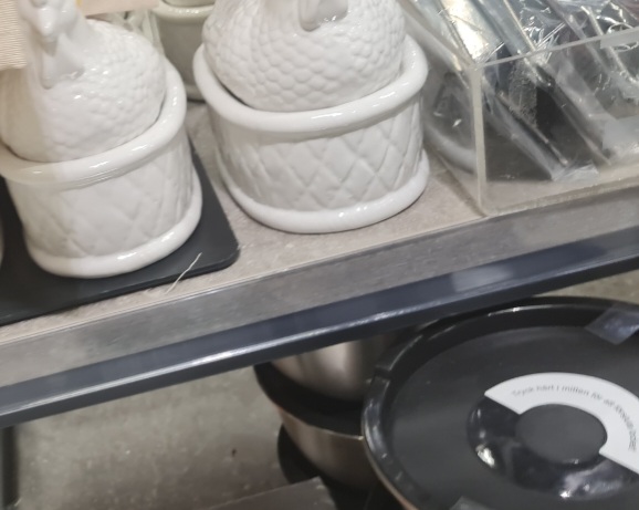 Dessa säljs varje år hos ICA Maxi Stenhagen i Uppsala. Kostar ca 199 kr och än har jag inte slagit till för att köpa dem. Jag önskar bara att de vore lite större. Dessa kan man förvara socker eller godis i. Perfekt ändå för att både få en lantlig stil samt att fira påsk med.