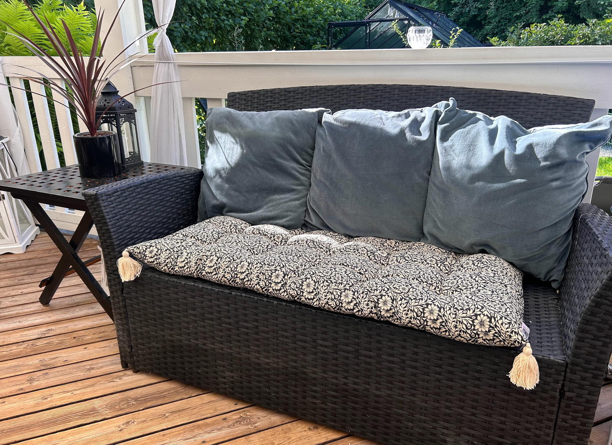 Inred med möbler i rotting utomhus