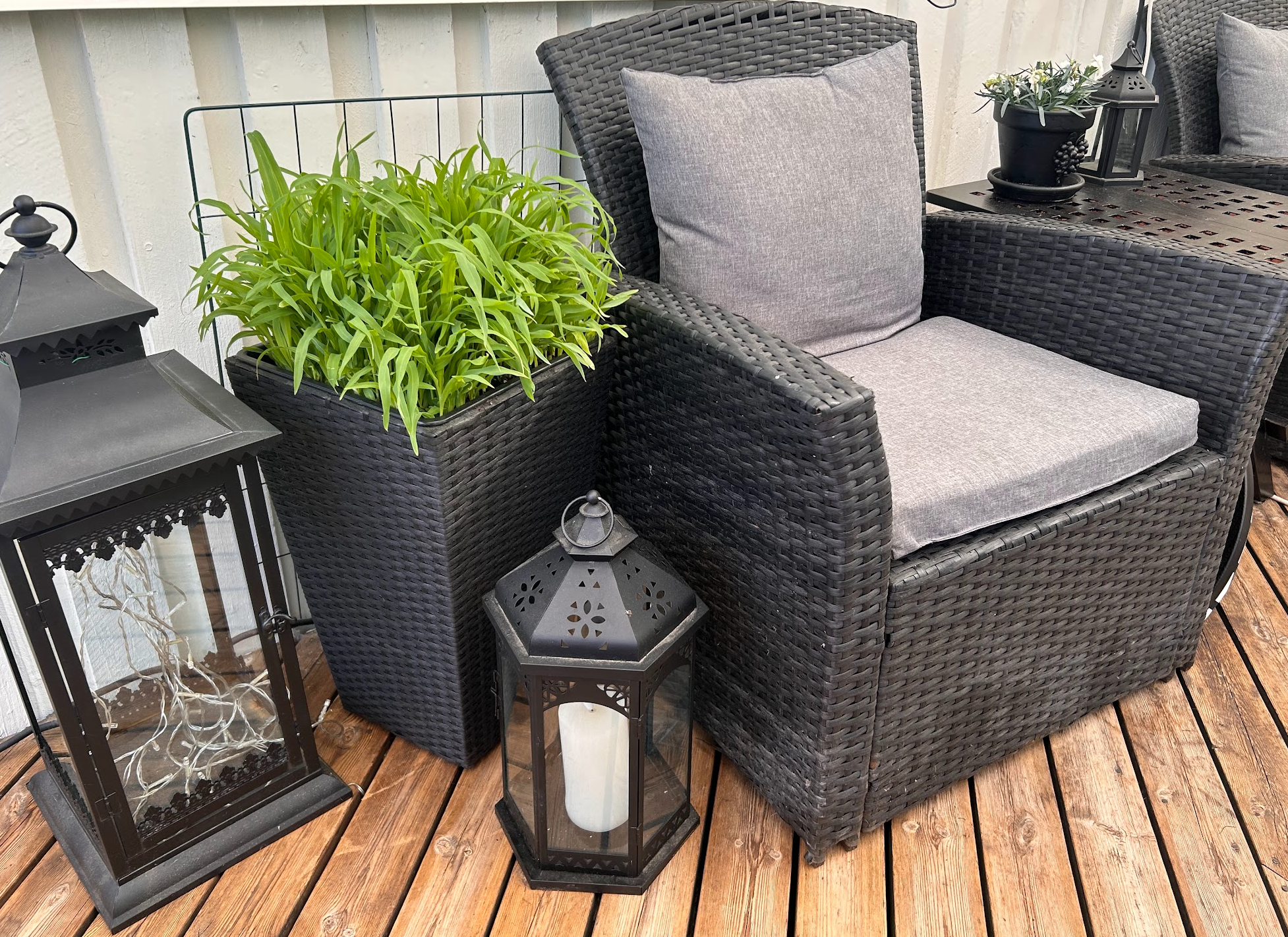 Inred med möbler i rotting utomhus