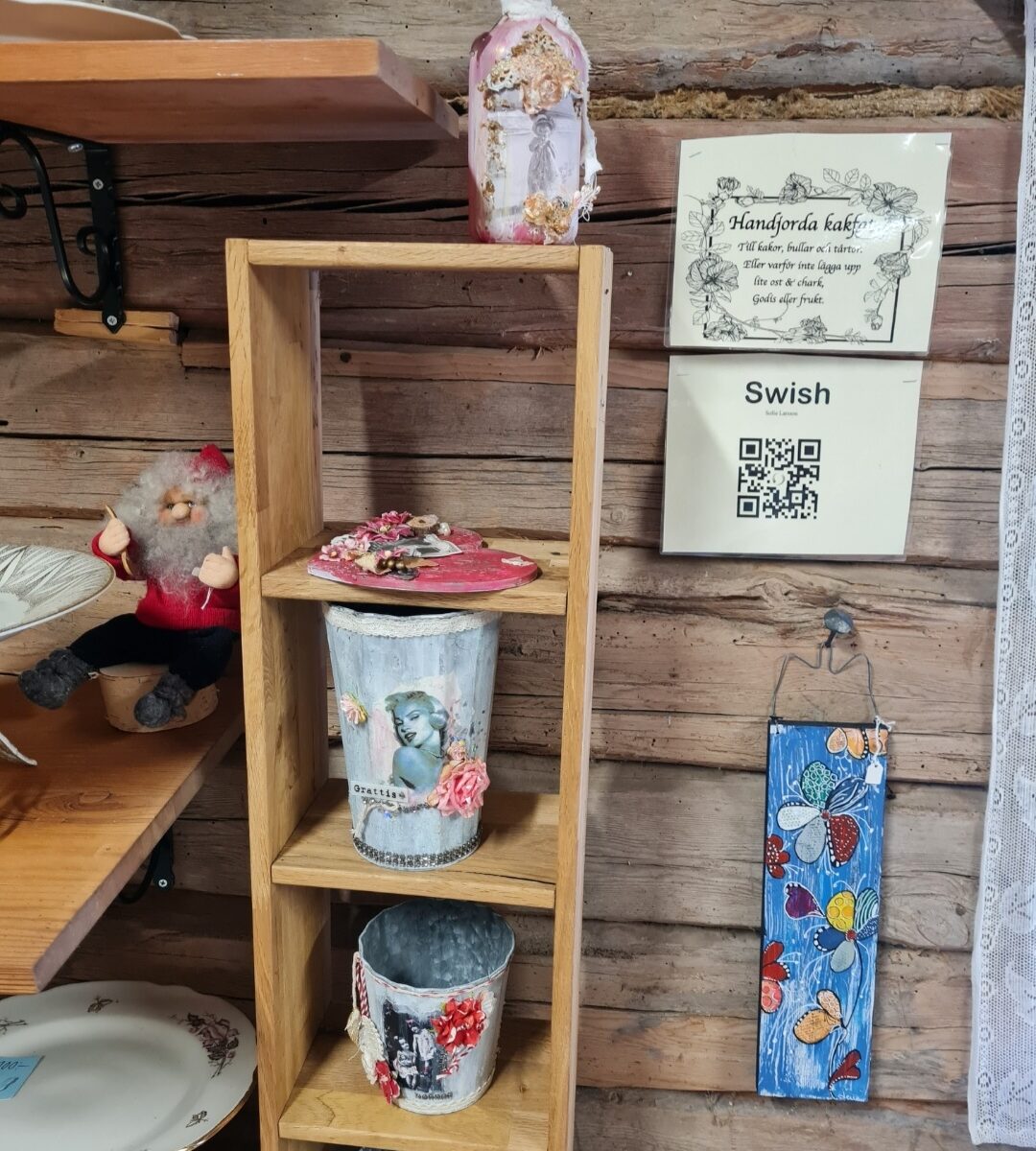 Enkel loppis hylla av trä