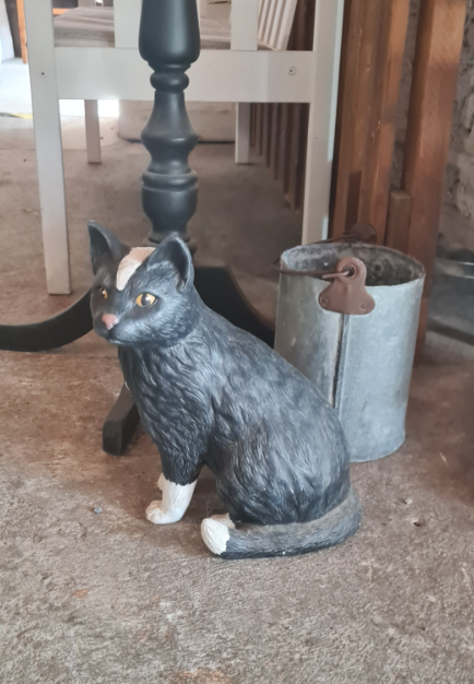 Keramik katt som inredningsdetalj