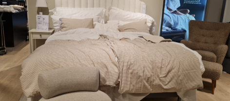 En fluffig säng med ljusa färger