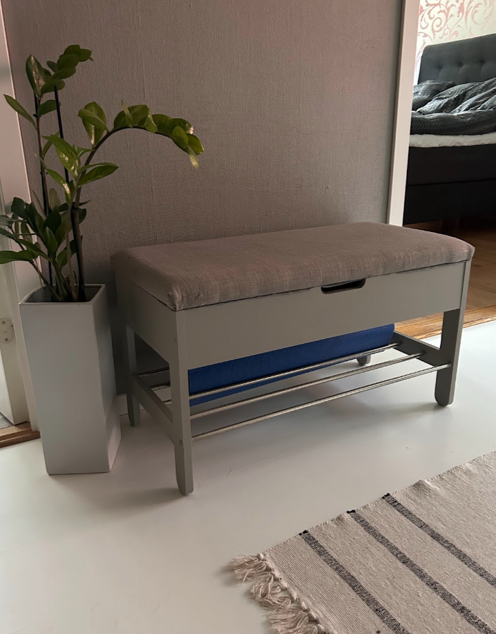 Skohylla med sittplats i andra rum